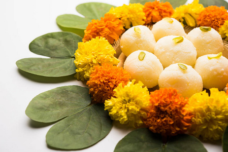 愉快的风水VijayadashamiAyudh 的问候卡使用 apta紫荆鹃双向叶子和印度甜阿斯古拉或古拉卜球与 Nav