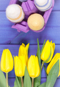 新鲜的黄色郁金香和复活节彩蛋包裹的毛线绳子, 复活节装饰的花束