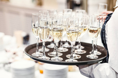 站成一排在供应桌子的香槟优雅眼镜