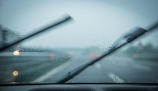 在挡风玻璃上的雨水滴