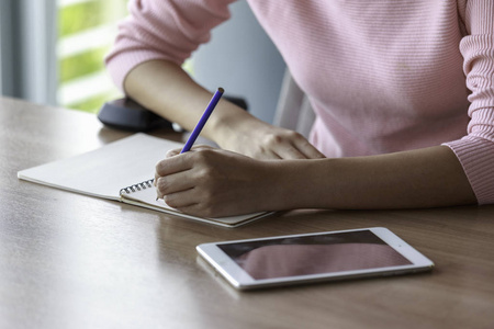 写字的手手绘制的矢量抽象滑稽夏季时间柠檬水排毒水无缝模式与西瓜