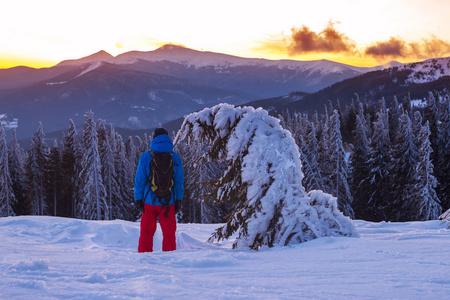 暴风雪过后, 旅行者欣赏山中的黎明