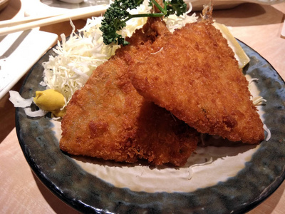 日本美食。鲜白菜配油炸鱼