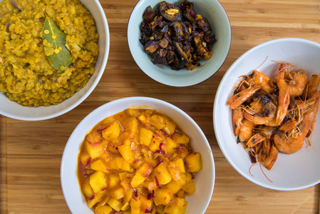 斯里兰卡咖喱虾, 菠萝, 扁豆和茄子在木制的白色碗里供应