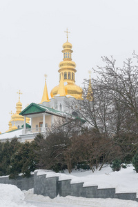 乌克兰基辅。佩乔尔斯克修道院修道院。通向远处洞穴的积雪大道