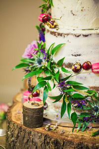 结婚戒指在木盒附近美丽的大蛋糕与花卉室内