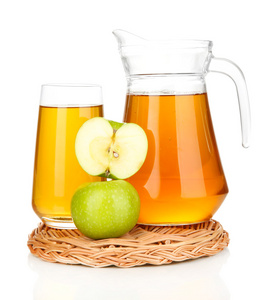 全玻璃和水罐的苹果汁和苹果 isolted 白色