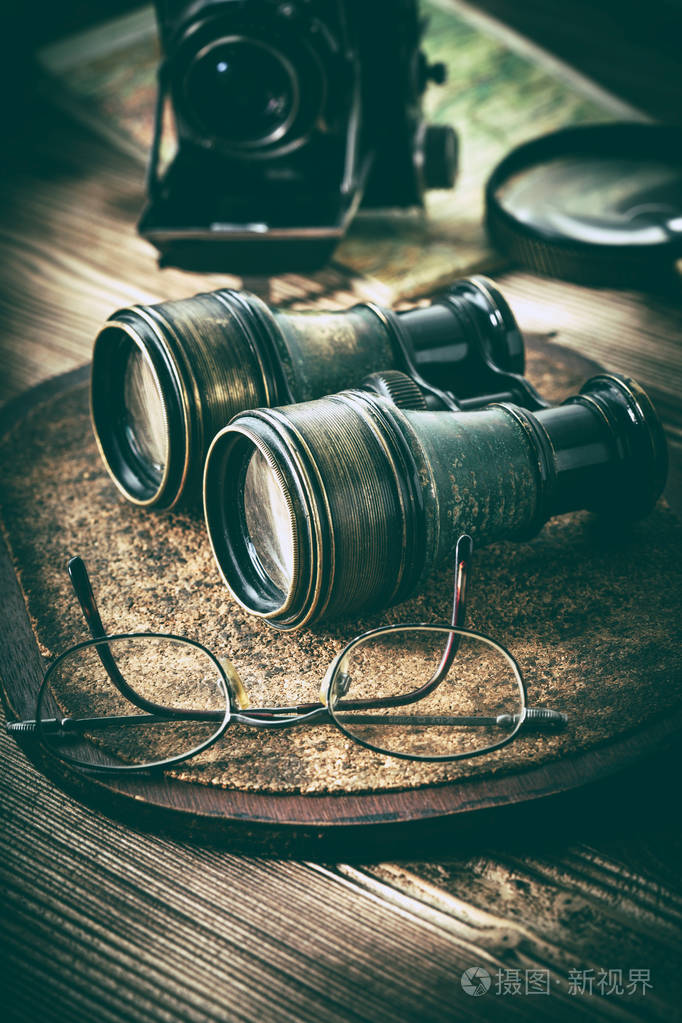 带镜片的旧物件: 望远镜,照相机,放大镜和玻璃.复古风格