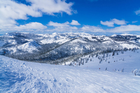 冬季, 在太浩湖内华达山脉的积雪覆盖的山坡上的滑雪胜地