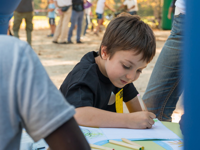 画在纸上用彩色铅笔在公园里的小男孩