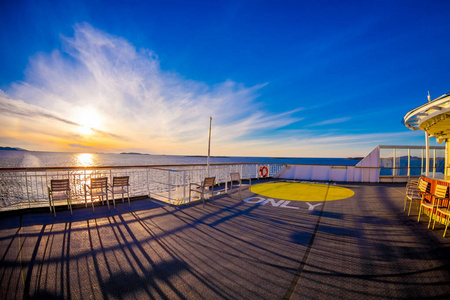 Hurtigruten 地区邮轮上 empy 地区的户外景观, 从 gorgeos 蓝天蓝水甲板