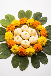 愉快的风水VijayadashamiAyudh 的问候卡使用 apta紫荆鹃双向叶子和印度甜阿斯古拉或古拉卜球与 Nav