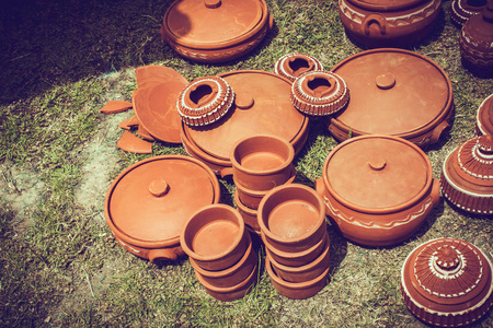 在市场上销售的传统陶器图片