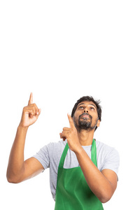 超市或超级市场印度男性雇员指向和查找在拷贝文本区域为广告隔绝在白色