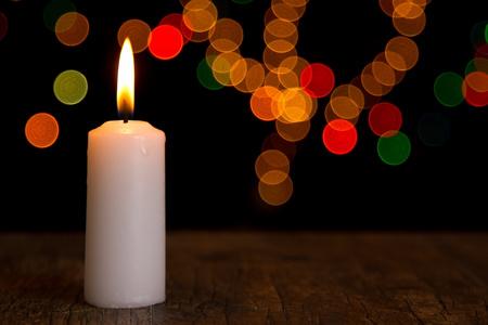 蜡烛光特写与散景白照片