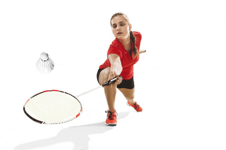 年轻女子在白色的背景打羽毛球