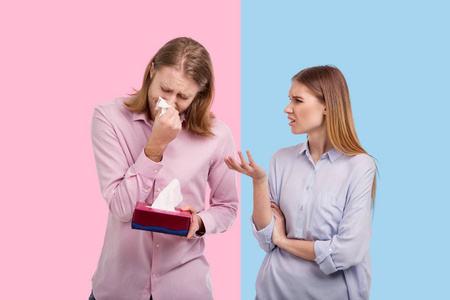 男无奈年轻女子责骂丈夫哭泣照片