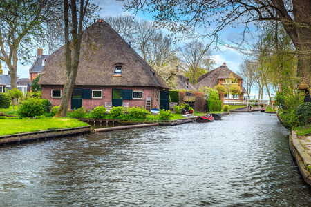 美妙的荷兰村庄与庭院和房子, Giethoorn, 荷兰, 欧洲