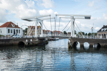 在美丽的 Zierikzee 的海边, 有一个非常古老的南港门建筑, 他的电梯桥