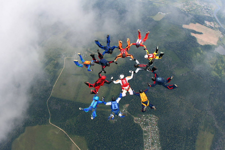 一大群跳伞在天空中图片