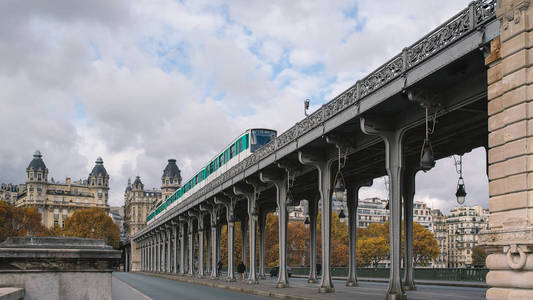 法国巴黎地铁通过 Hakeim 桥