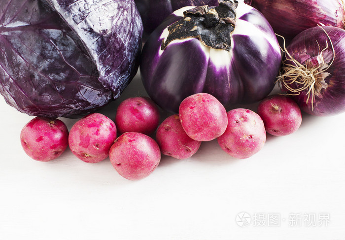 白色木制背景上紫色色调鲜菜的集合