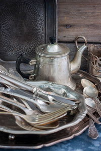 老式厨房用具, 水壶, 茶匙, 水壶勺, 刀叉, 选择性对焦