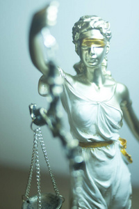 律师法律盲正义青铜雕像忒弥斯和律师法律公司办事处的规模