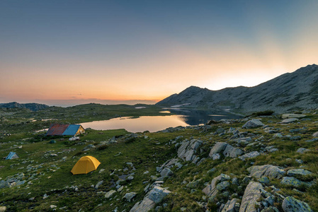 Tevno 湖，皮林山，保加利亚与卡梅尼察高峰的日落景观