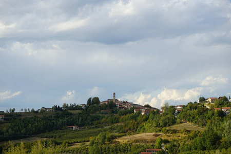 Langhe 与塞拉瓦莱的山