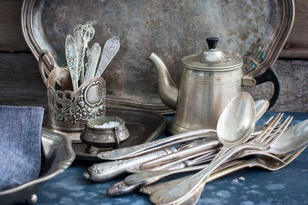 老式旧器皿用镍银制成, 餐具 水壶, 茶匙, 汤匙, 刀, 叉子, 托盘, 碟, 水平, 文本空间