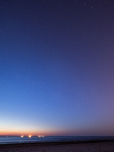 在海滩上的星星的夜空。空间视图