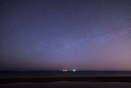 在海滩上的星星的夜空。空间视图