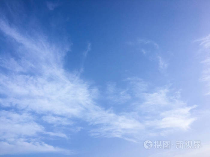 美丽的蓝色天空与云层背景。天上的云。与云天气自然云蓝色的天空。蓝蓝的天空，乌云与阳光