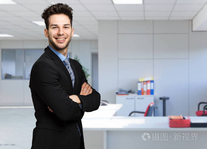 年轻的经理在他的办公室微笑
