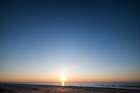 在海滩上的星星的夜空.空间视图照片