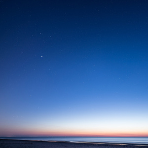 在海滩上的星星的夜空。空间视图