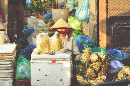 越南海安2018年2月7日 在市场上清晨卖菠萝的女人。越南河内 avendor 的生活