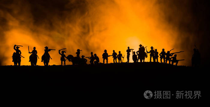 军事剪影战斗场面在战争雾天空背景.攻击现场.选择性聚焦