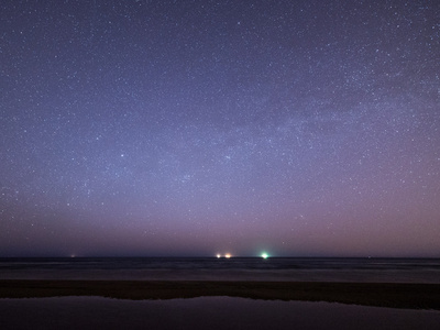 在海滩上的星星的夜空。空间视图