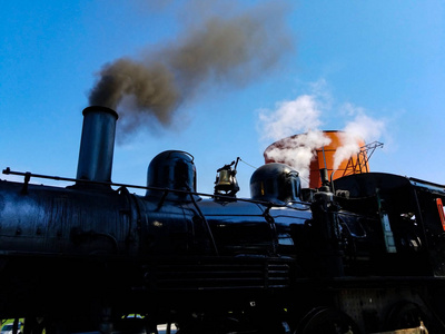 蒸汽机车在夏季预热火车站