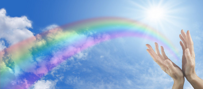 天空手与日灼 彩虹和两只手能伸到全景蓝蓝的天空照片