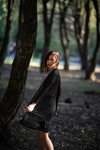 街头照片拍摄。照片拍摄莫斯科. Izmailovo 公园秋季照片与一个年轻的女孩