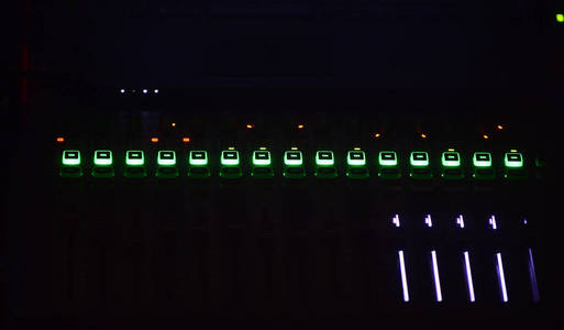 绿色按钮的音频混频器的黑色背景, 图像的一个