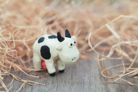 橡皮泥世界小自制黑白花牛正站在照片