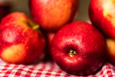 全熟红苹果在格子桌布附近