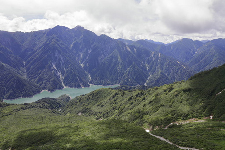 日本富山的 Ushiro立山山脉和黑部湖