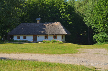 大乌克兰小屋与稻草屋顶和木窗