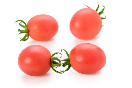 白色背景的新鲜红樱桃西红柿
