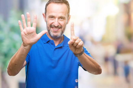 中年老人在孤立的背景显示和指向手指六, 而微笑着自信和快乐